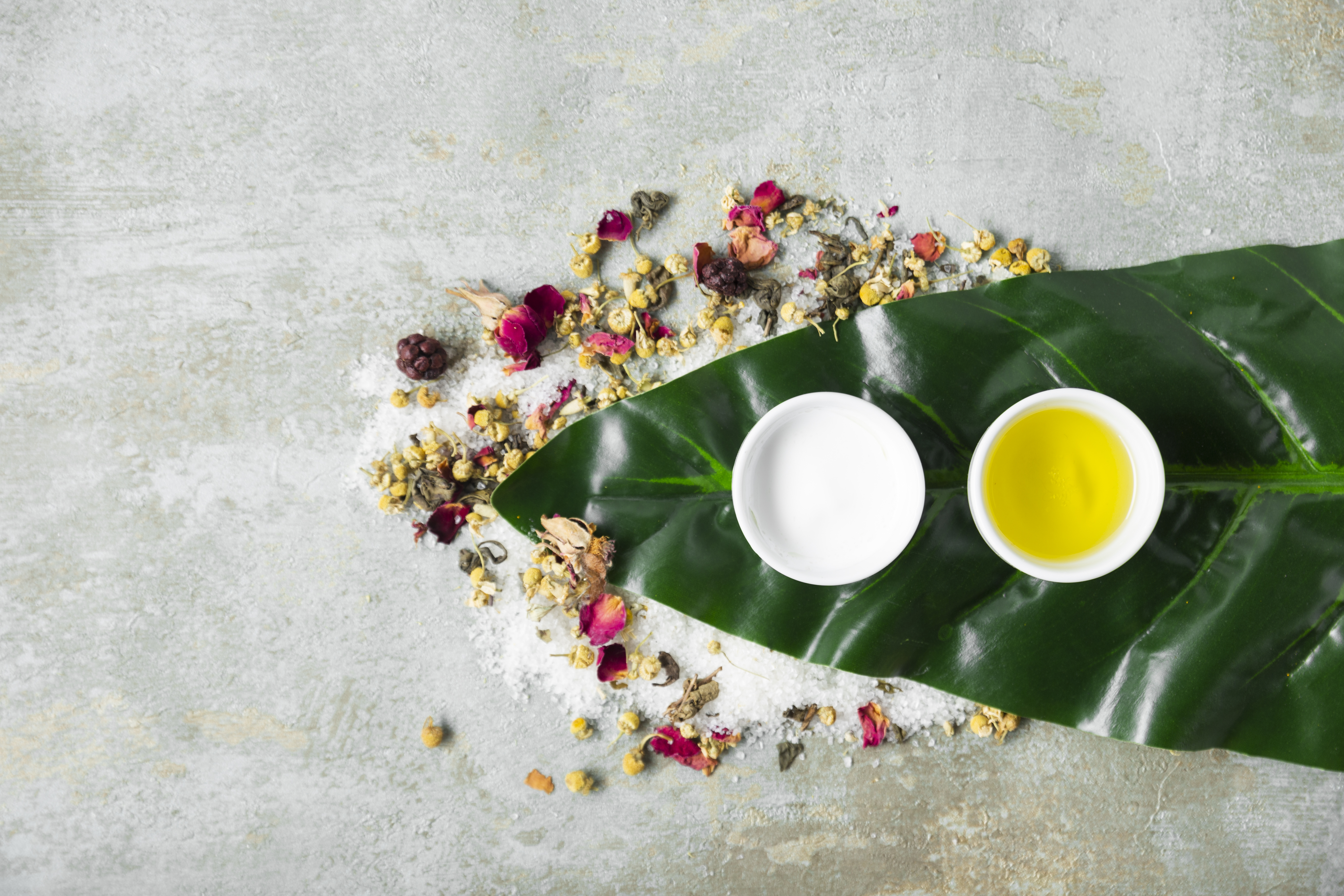 top-view-leaf-with-cups-with-cream